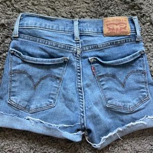 Levi’s Shorts w/ measurement